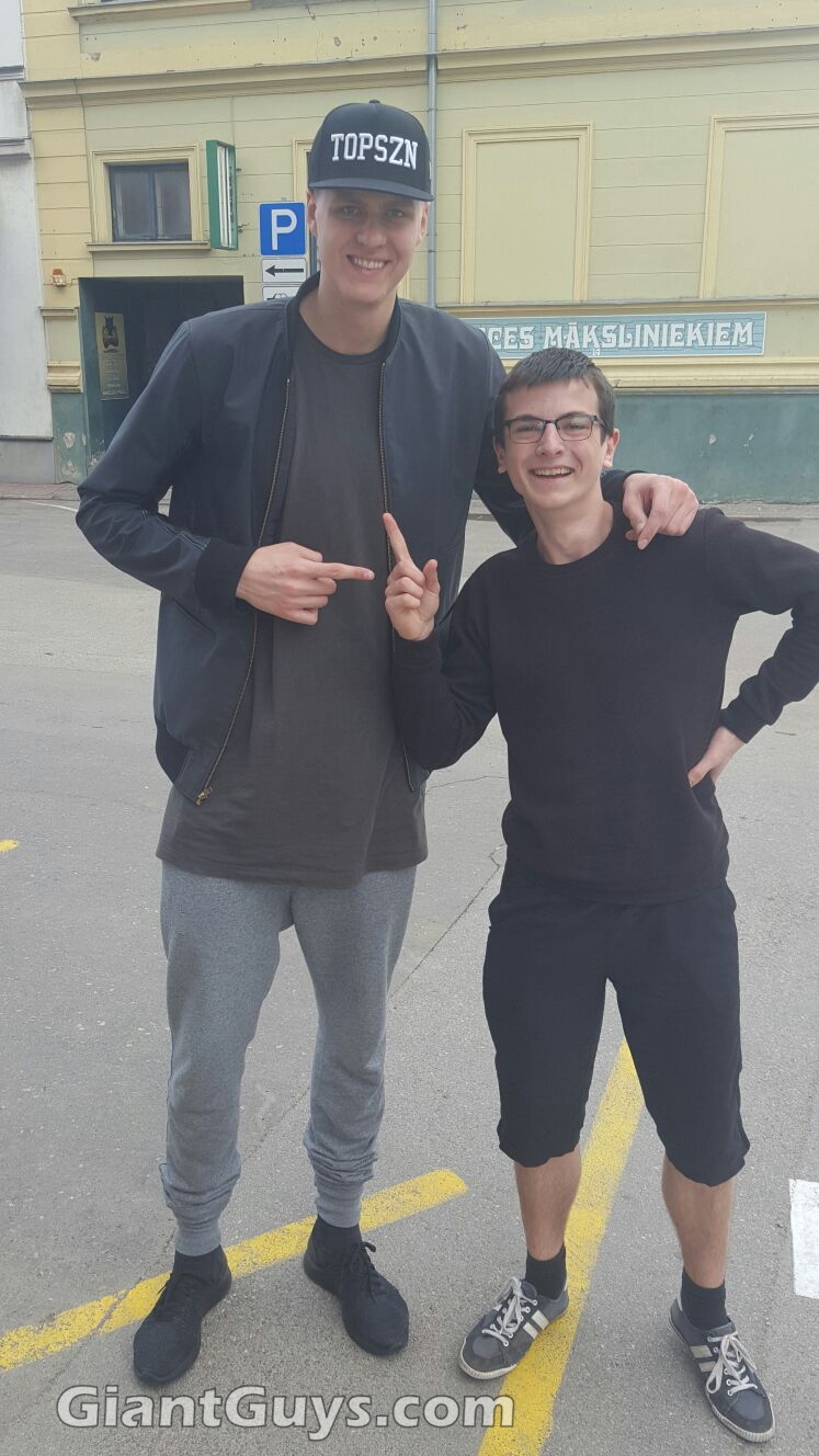 Me (6'1) with NYK Center Kristaps Porzingis (7'3).