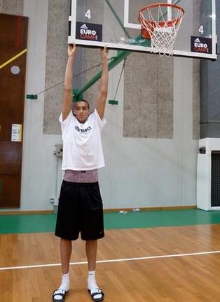 9'7 standing reach