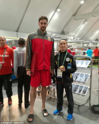 36D5732100000578-3721873-Jaspar Yu a badminton player from Brunei posers with Spanish bas-a-25 1470241233217