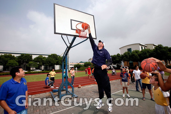 syracuse-basketball-gheorghe-muresan-son-walk-on-spot