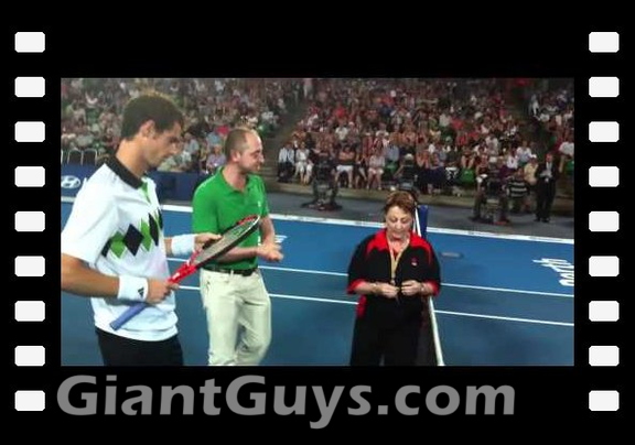 nab guest Vicky Marchesani looks up to John Isner and Andy Murray in coin toss