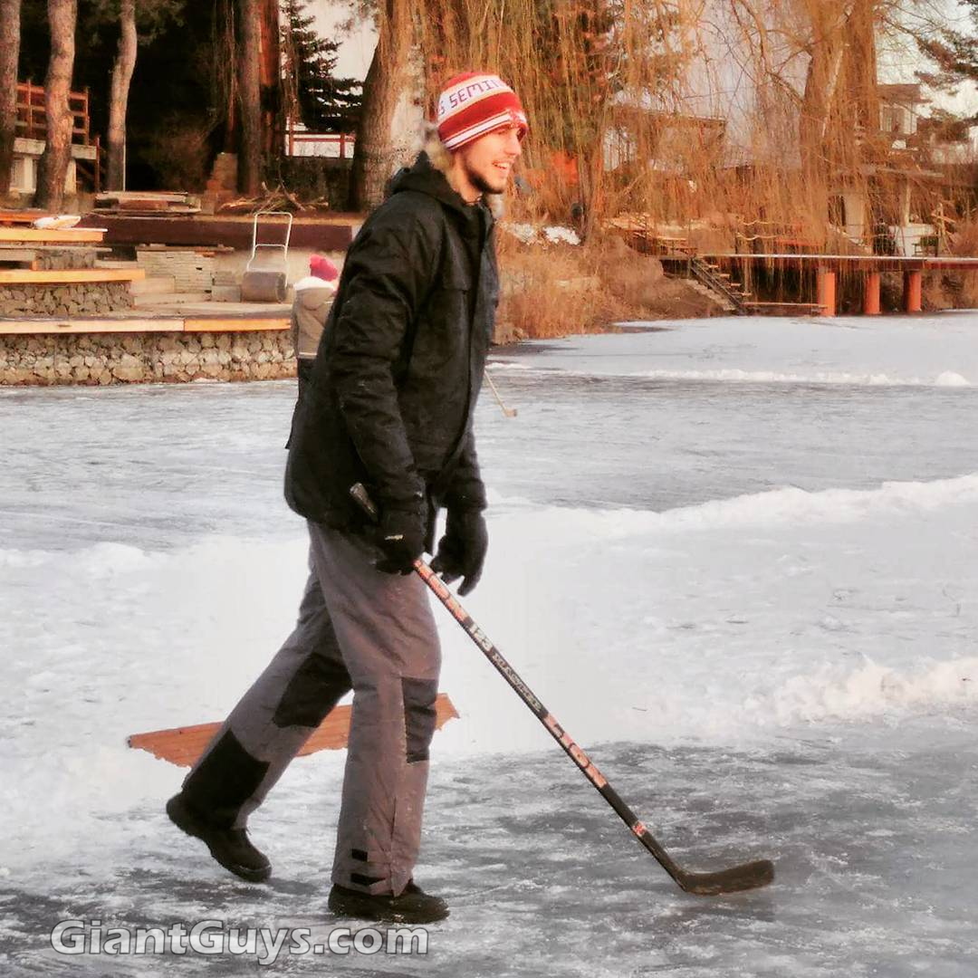 Boris Bojanovsky playing hockey.jpg