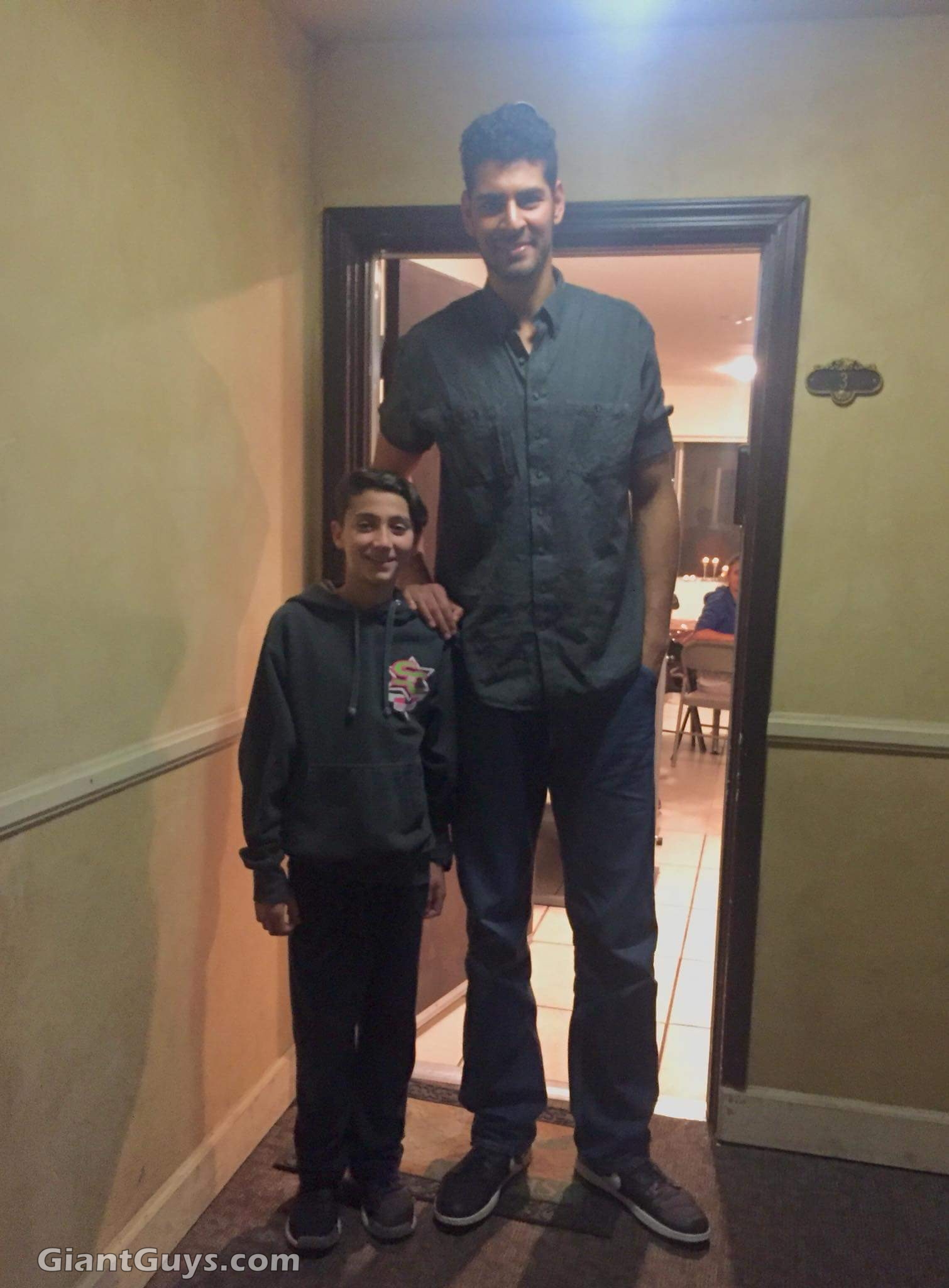 7ft1 person towers over his tiny friend