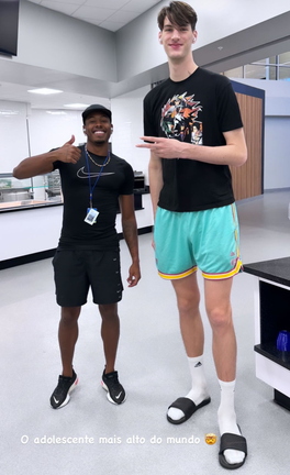 Olivier Rioux tall 7ft8