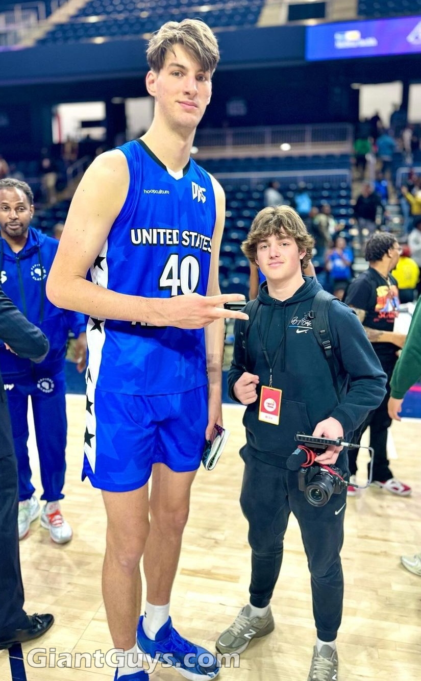 Olivier Rioux tall 7ft8