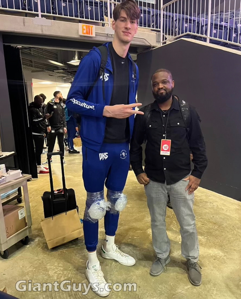 Olivier Rioux tall 7ft8