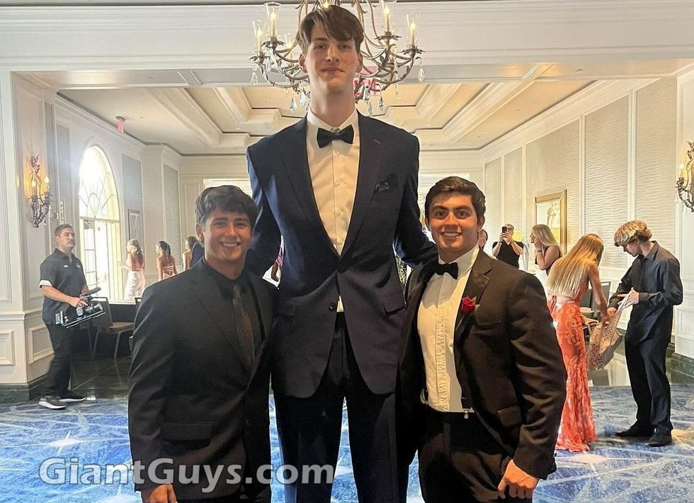 Olivier Rioux tall 7ft8