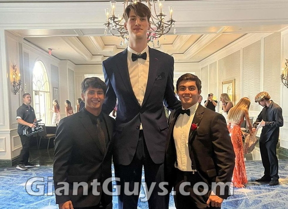 Olivier Rioux tall 7ft8