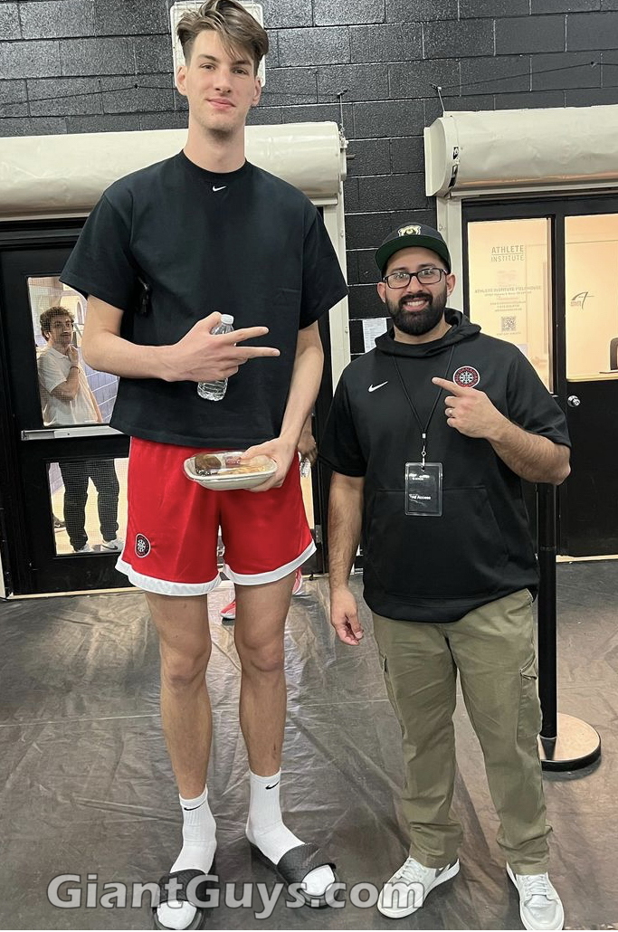 Olivier Rioux tall 7ft8