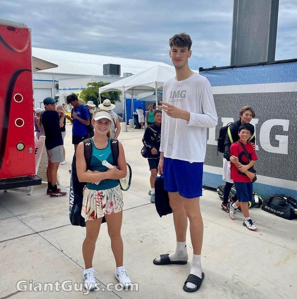 Olivier Rioux tall 7ft8