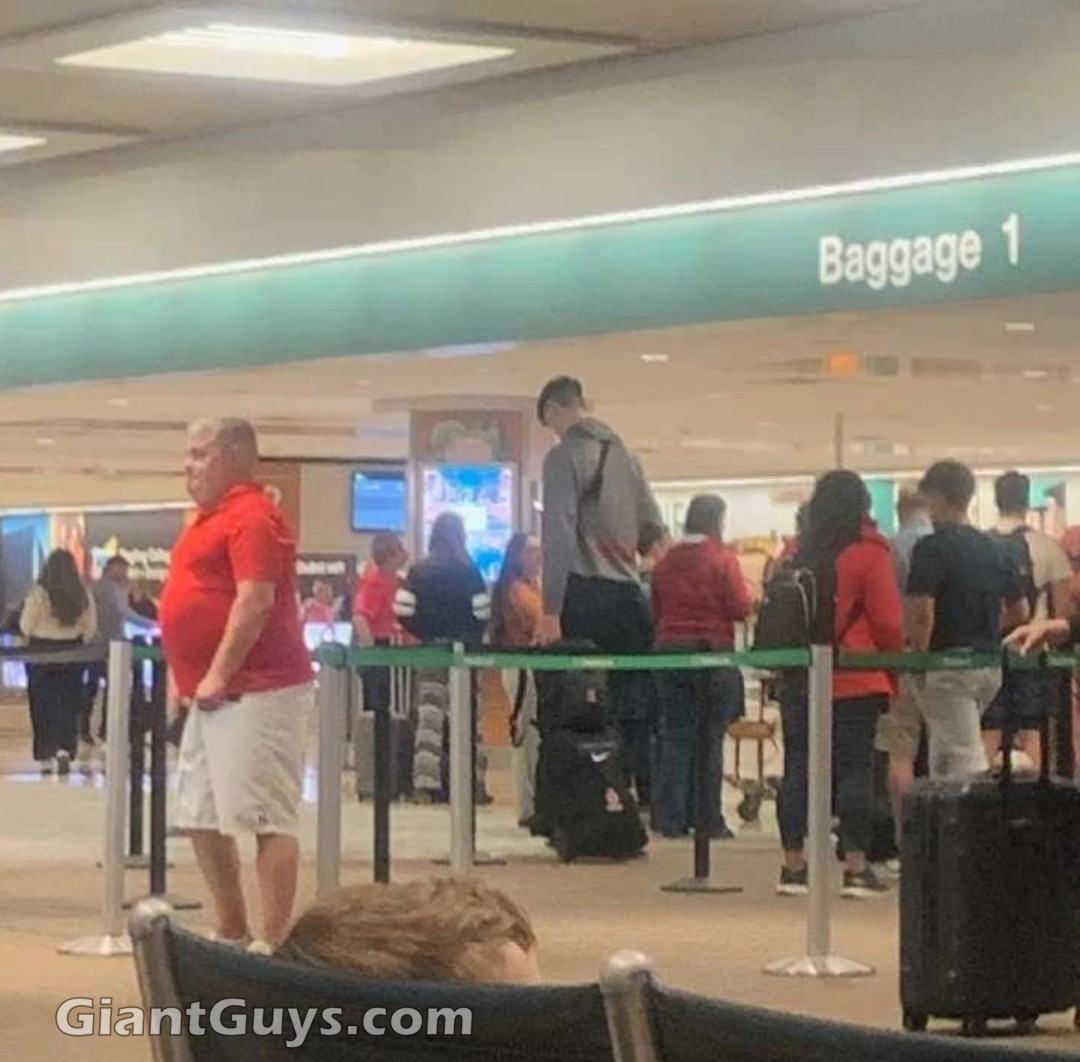 Olivier Rioux tall 7ft8