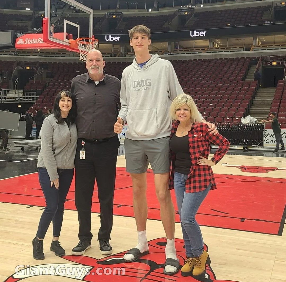 Olivier Rioux tall 7ft8