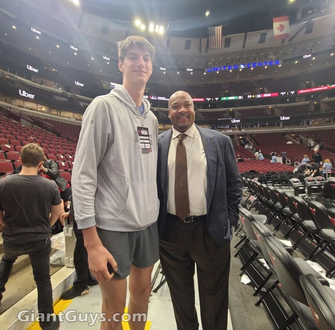 Olivier Rioux tall 7ft8