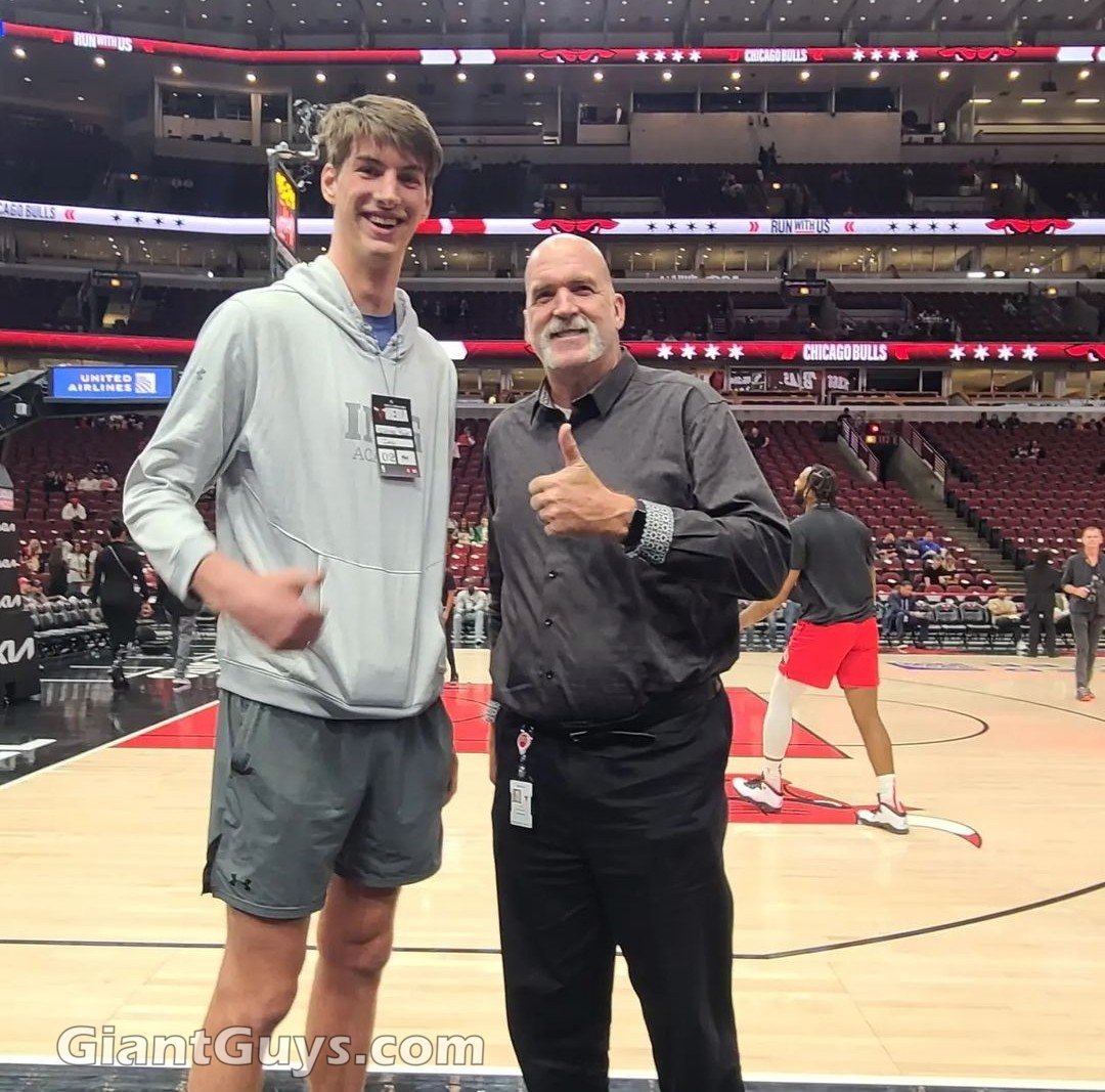 Olivier Rioux tall 7ft8