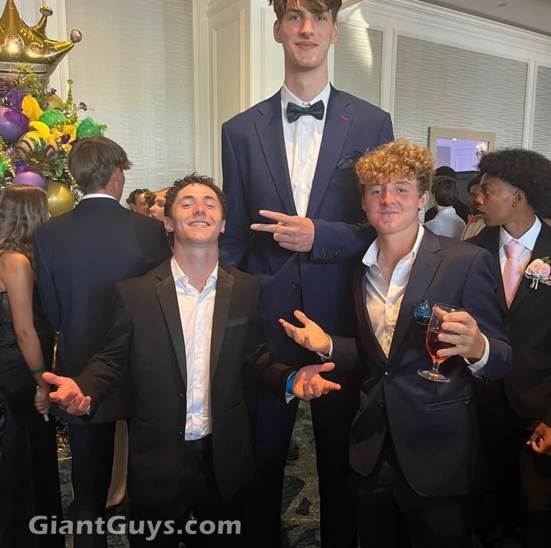 Olivier Rioux tall 7ft8