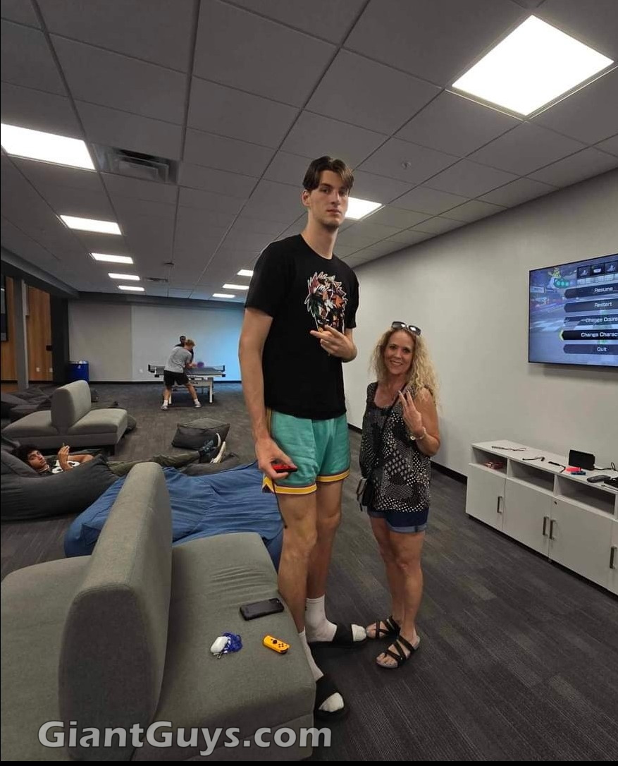 Olivier Rioux tall 7ft8