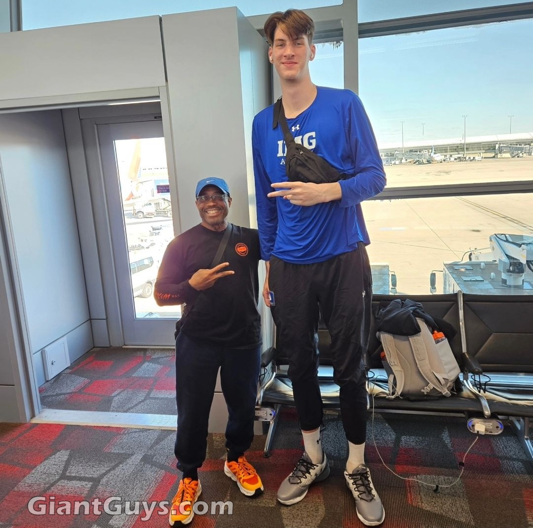 Olivier Rioux tall 7ft8