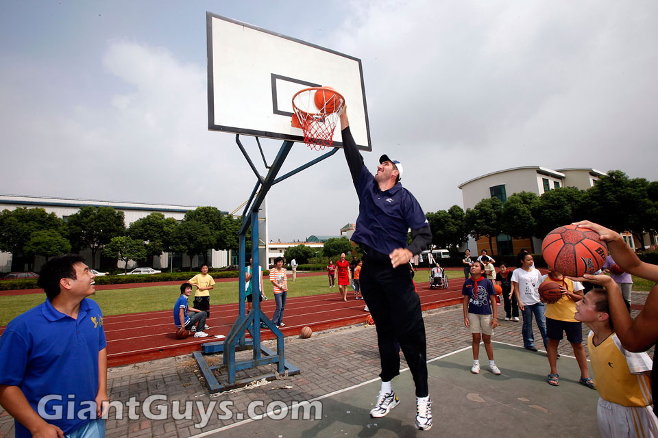 syracuse-basketball-gheorghe-muresan-son-walk-on-spot