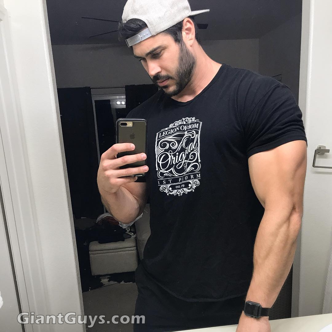 Dani daniels instagram. Daniels instagram. Гигантский парень дэнни джонс. Daniels instagram. Danielgfrank тату.